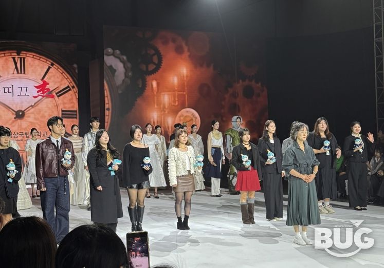 2025 부산패션위크, 부띠끄걸+경상국립대학교 의류학과 패션쇼 피날레(중앙 앞: 부띠끄걸 대표 및 의류학과 강사 한은경/ 뒷줄: 왼쪽부터 학부생 박하연, 박지원, 권영서, 김나현, 이정우, 김령은, 김가연, 노승민, 권영서, 최윤정)