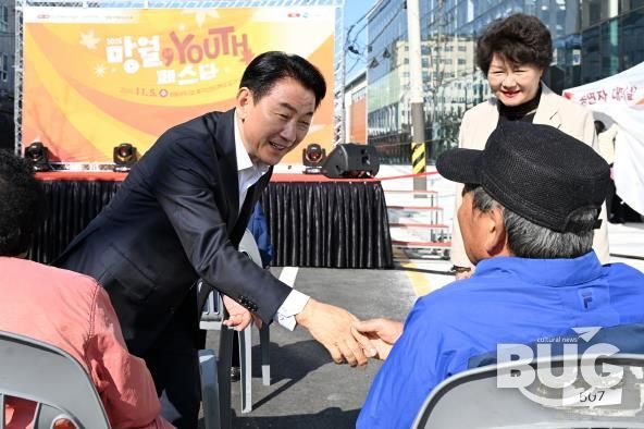 김동근 시장이 11월 5일 ‘망월, YOUTH페스타’ 행사 현장에서 시민들과 소통하고 있다.