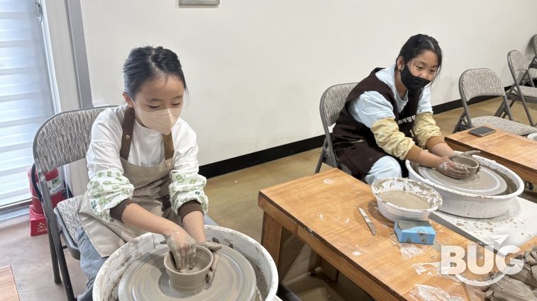 영덕도예문화체험장에서 방문객들이 원데이클래스에 참여해 나만의 도자기 그릇을 빚고 있다.