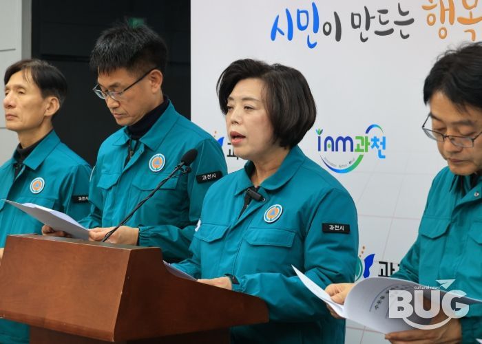 과천시, 수돗물 깔다구 유충 관련 비상대응 체계 가동 (신계용 과천시장이 긴급 브리핑을 하고 있다)