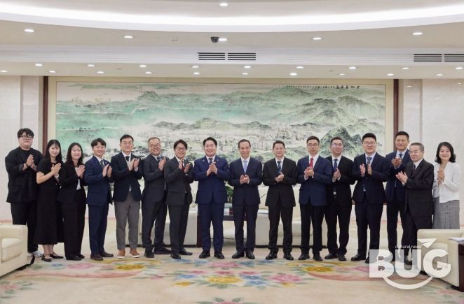 동관시 방문 기념 단체사진