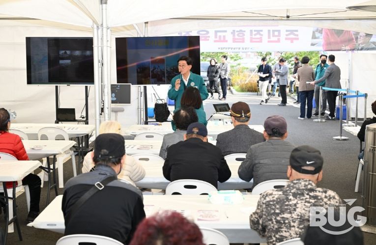 정종복 기장군수가 방사능방재 훈련에서 참여 주민들에게 훈련 내용을 설명하고 있다