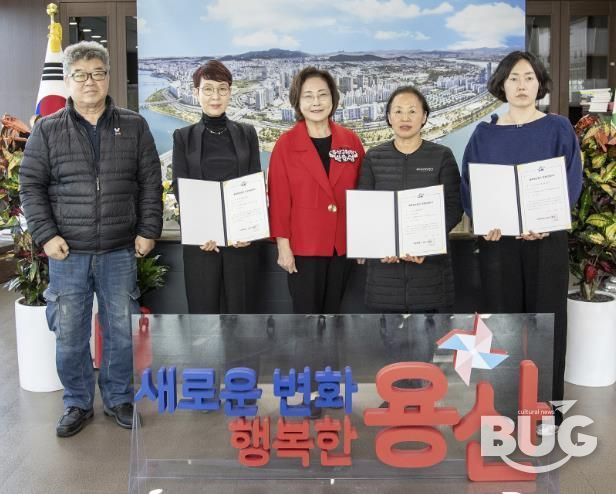 박희영 용산구청장(왼쪽에서 세 번째)이 ‘골목형상점가’로 추가 지정된 상인들과 기념촬영을 하고 있다.