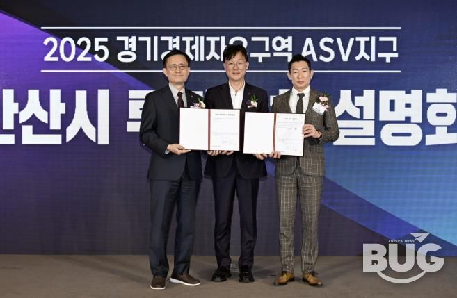 이민근 안산시장(가운데)이 지난 6일 일산 킨텍스에서 대덕전자, (주)MTI 관계자와 투자의향서를 체결하고 기념촬영을 하고 있다.