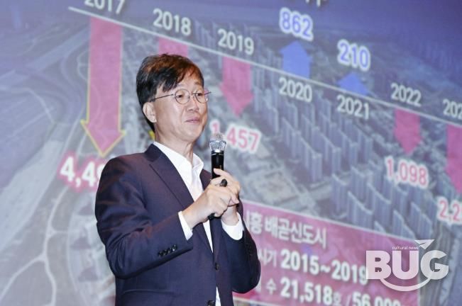 이민근 안산시장이 안산문화예술의전당 해돋이극장에서 열린 ‘2025년 안산시 통장연수’에서 ‘통장들과 함께 만들어 갈 안산시의 미래’를 주제로 강연을 하고 있다.