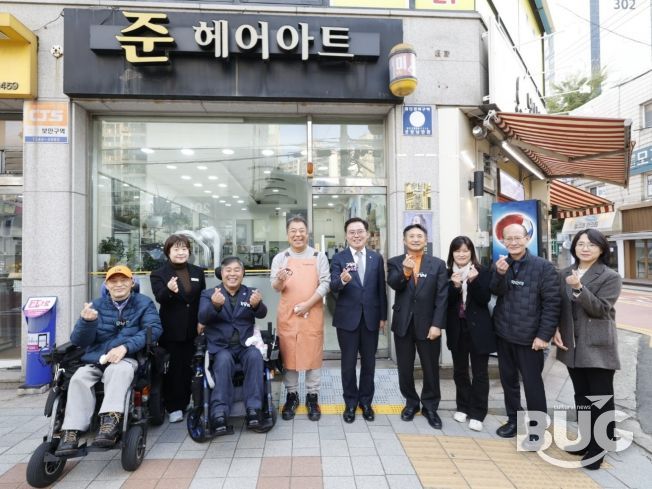 진교훈 서울 강서구청장(오른쪽 다섯 번째)이 6일(목) ‘마음길 상점’으로 지정된 등촌1동 준헤어아트를 찾아 현판식을 진행한 후 기념촬영을 하고 있다.