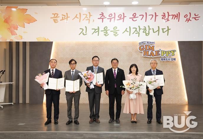 왼쪽부터 동은정공(주) 정석주 대표, 에이치엘비오션테크(주) 손우영 부사장, (주)유주케어 안명환 대표, 홍태용 김해시장, 제이엘팩 황재리 대표, 케이피항공산업(주) 이상연 상무