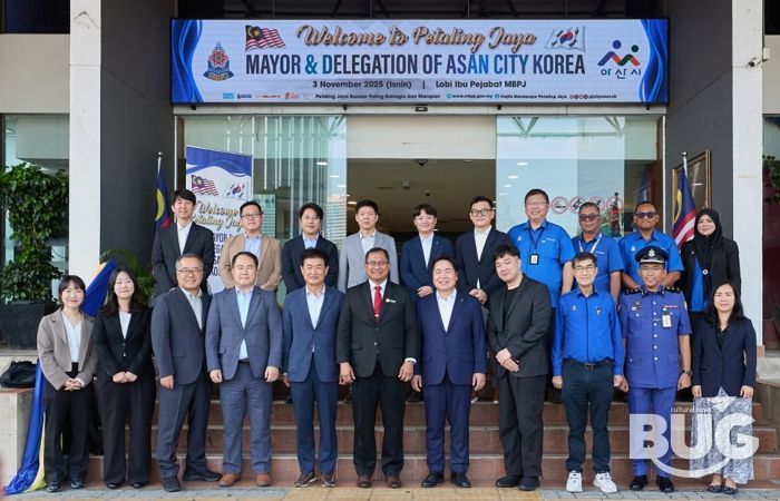 11월 3일 오세현 아산시장이 Mohamad Zahai Bin Hj Samingon 말레이시아 페탈링자야 시장과 페탈링자야 시청 방문 기념 촬영을 하고 있다.