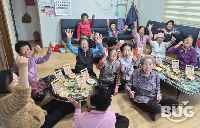 지난 10월 안강3리 경로당에서 열린 ‘생활공예교실’ 참여 어르신들이 완성 작품을 들고 환하게 웃고 있다.