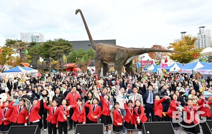‘2025 울산 종갓집 온마을교육축제’가 8일 공룡발자국 공원에서 김영길 중구청장, 박경흠 중구의회 의장, 천창수 시교육감, 구의원, 마을교육공동체, 학생 등이 참석한 가운데 열렸다.
