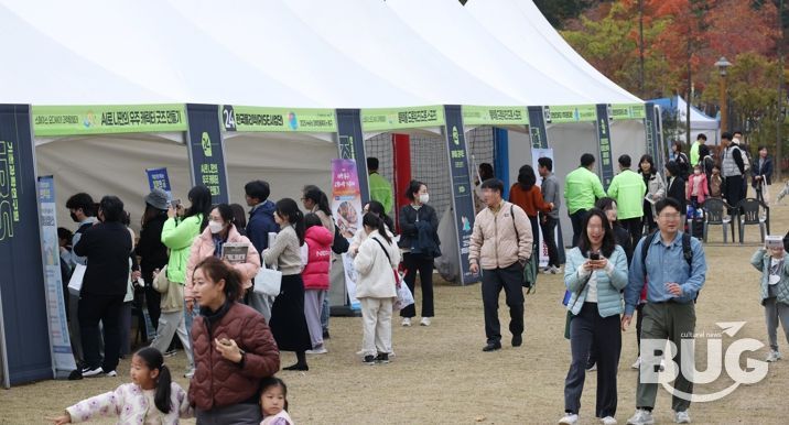 상소동 오토캠핑장에서 열린 축제에서 참여 가족들이 과학체험 프로그램을 즐기고 있다