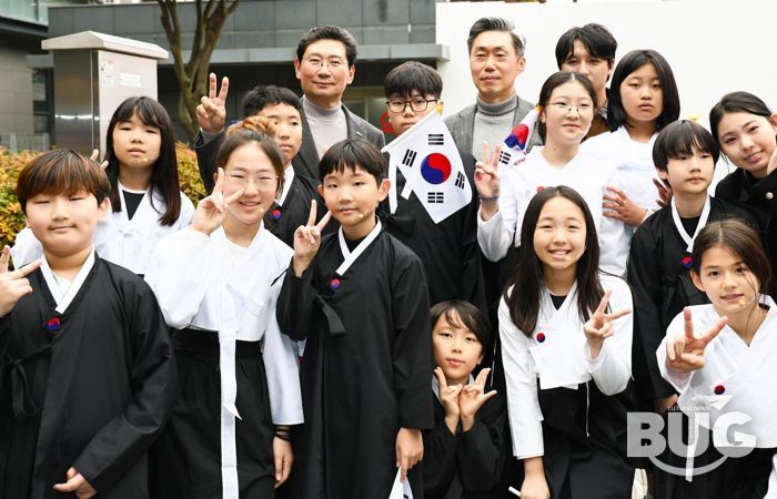 8일 수지구청에서 이상일 시장이 뮤지컬 ’13살 소녀의 이야기‘ 출연자들과 기념 사진을 촬영하고 있다