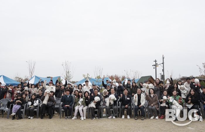 8일 미사아일랜드 펫존에서 열린 ‘2025 하남시 반려동물 문화축제’에서 반려인과 반려견들이 기념촬영을 하고 있다.