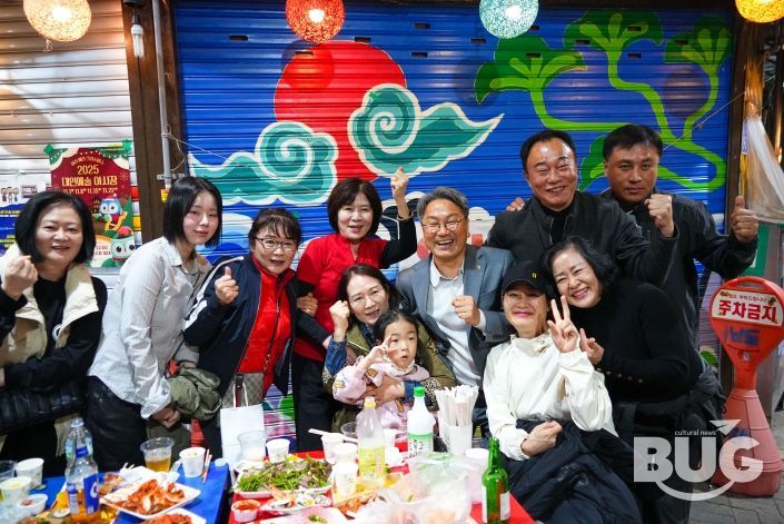 강기정 광주광역시장이 8일 오후 동구 대인시장에서 열린 대인예술야시장을 방문해 상인들을 격려하고 애로사항을 청취한 뒤 기념촬영을 하고 있다. /광주광역시 제공