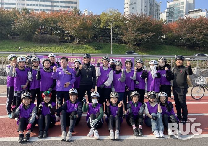이필형 동대문구청장이 자전거교실 수강생들과 함께 기념촬영을 하고 있다