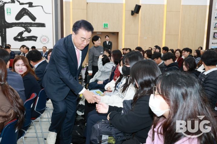 구복규 화순군수(화순장학회 이사장)가 참가 학생들과 인사하는 모습