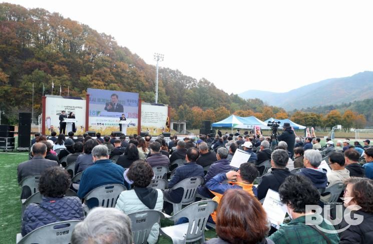 제36회 경주시 후계농업경영인 한마음대회가 서경주체육공원에서 열려 500여 명의 회원과 가족이 참석한 가운데 진행되고 있다