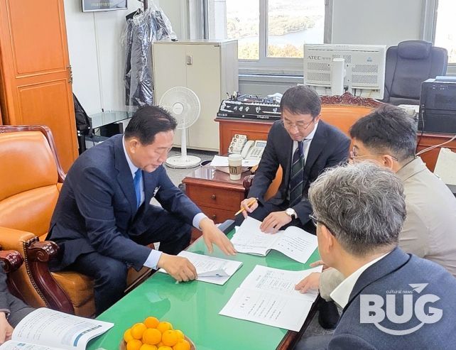 12일 김한종 장성군수(좌측)가 한병도 예산결산특별위원회 위원장에게 현안사업 추진의 당위성을 설명하고 있다